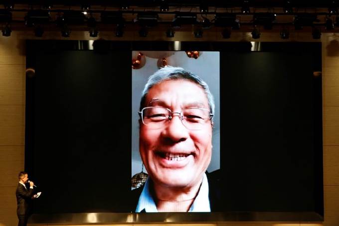 男人在镜子前自拍
低可信度描述已自动生成